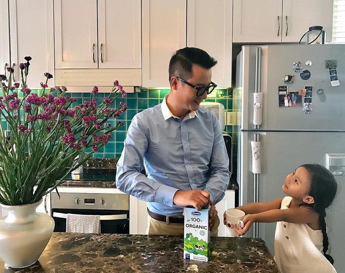 Bố con Hoàng Bách là “tín đồ” của sữa tươi Vinamilk Organic. Bố con Hoàng Bách là “tín đồ” của sữa tươi Vinamilk Organic.