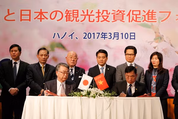 Các tổ chức, doanh nghiệp Nhật Bản và Thủ đô Hà Nội ký kết văn bản ghi nhớ hợp tác tại Tọa đàm sáng 10/3. ảnh: hanoi.gov.vn