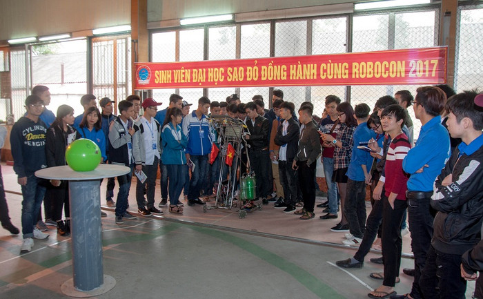 ... và được tham quan thư viện, thi đấu robocon, tham gia sàn giao dịch việc làm. ... và được tham quan thư viện, thi đấu robocon, tham gia sàn giao dịch việc làm.