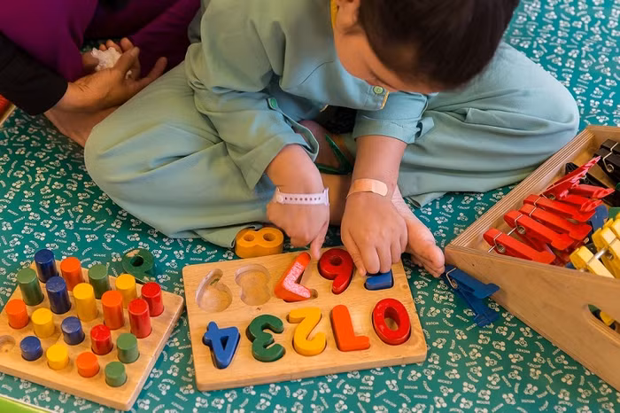 Thanh Tuyền đã có thể vận động tay khéo léo khi lắp chữ, ghép mô hình.