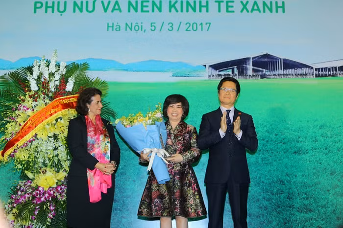 Bà Lilia Navarrete - Chủ tịch Hội nữ doanh nhân Quốc tế Los Angeles đã trao giải thưởng cao quý trên cho doanh nhân Thái Hương. ảnh: NN.