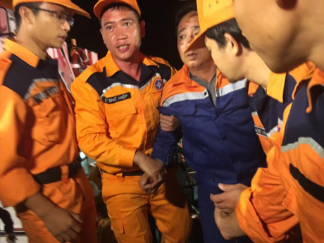 Một trong hai thuyền viên được đưa vào bờ an toàn. ảnh: Lao động.