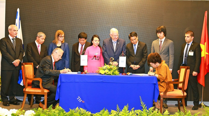 Ngày 21.3, dưới sự chứng kiến của Tổng thống Nhà nước Israel, Ngài Reuven Ruvi Rivlin, Tập đoàn TH đã ký biên bản ghi nhớ thực hiện Dự án Tổ hợp Y tế - Chăm sóc sức khỏe Công nghệ cao tại Hà Nội với các công ty đối tác của Isreal.