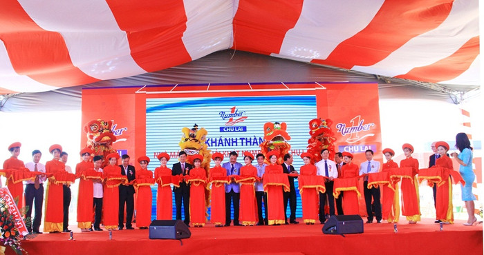 Nghi thức cắt băng khánh thành nhà máy nước giải khát Number One Chu Lai. Nghi thức cắt băng khánh thành nhà máy nước giải khát Number One Chu Lai.