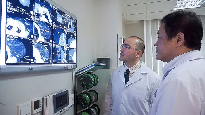 Giáo sư, Tiến sĩ Trần Thiết Sơn hội chẩn cùng Giáo sư Tahsin Oguz Acarturk.