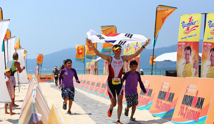 Vận động viên Hàn Quốc hoàn thành chặng thi bơi trong cuộc thi Ironman 70.3 năm 2016. Vận động viên Hàn Quốc hoàn thành chặng thi bơi trong cuộc thi Ironman 70.3 năm 2016.