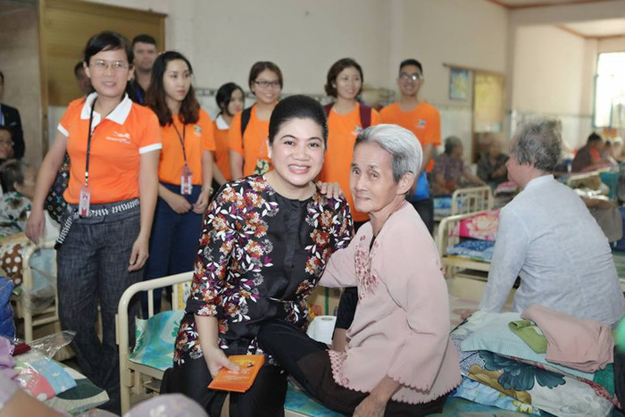 Chị Liên đã truyền lửa cho các bạn trẻ, để họ cùng nhau viết tiếp câu chuyện về tình yêu thương mà chị dày công xây dựng nhiều năm qua.