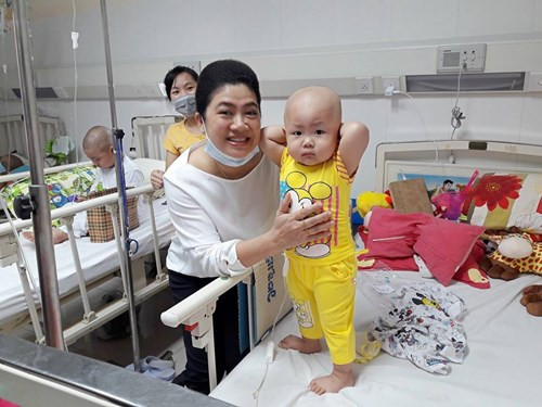 Những đứa trẻ đang phải vật lộn với bệnh tật được "mẹ Liên" yêu thương, tiếp thêm sức mạnh.