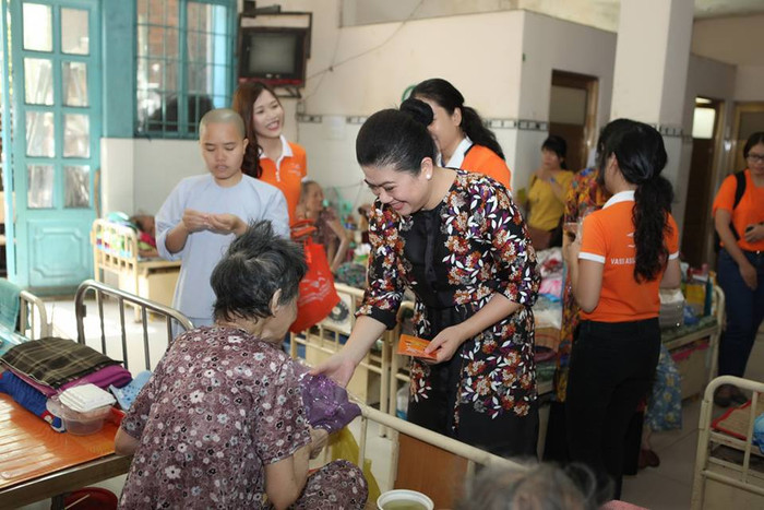 Ai cũng cần được yêu thương, chia sẻ. Vậy nên Nhạc sĩ Trịnh Công Sơn đã viết: "Sống trong đời sống cần có một tấm lòng...".