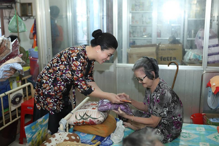 ... và họ cũng luôn yêu mến gọi chị Liên là "con gái".