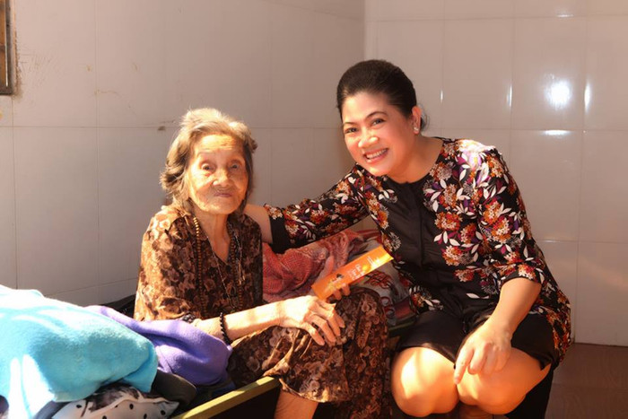 Những cụ bà ở tuổi gần đất xa trời rạng ngời niềm vui khi được lì xì và những lời cầu chúc cho sức khỏe...