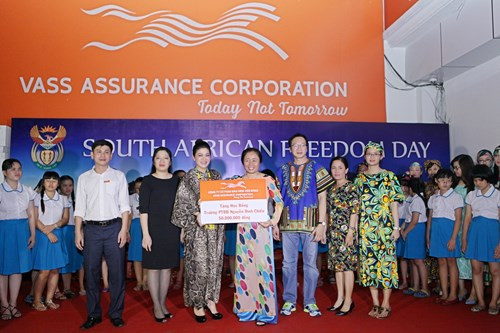 Lãnh sự Nam Phi và Công ty CP Bảo hiểm Viễn Đông trao học bổng cho Trường phổ thông đặc biệt Nguyễn Đình Chiểu (TP.Hồ Chí Minh).