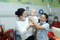 Lãnh sự Nam Phi truyền lửa nhân ái gói bánh chưng tặng người nghèo đón Tết ảnh 4