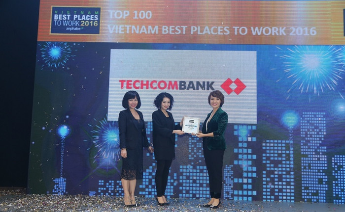 Techcombank được khách hàng cá nhân và khách hàng doanh nghiệp đánh giá cao. Techcombank được khách hàng cá nhân và khách hàng doanh nghiệp đánh giá cao.