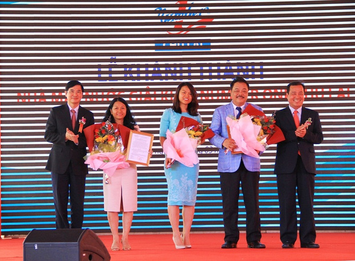 Ông Nguyễn Ngọc Quang, Bí thư tỉnh ủy tỉnh và Ông Huỳnh Khánh Toàn, Phó Chủ tịch UBND tỉnh Quảng Nam trao hoa và Qqyết định công nhận nhà máy là công trình thi đua chào mừng kỷ niệm 20 năm tái lập tỉnh Quảng Nam. Ông Nguyễn Ngọc Quang, Bí thư tỉnh ủy tỉnh và Ông Huỳnh Khánh Toàn, Phó Chủ tịch UBND tỉnh Quảng Nam trao hoa và Qqyết định công nhận nhà máy là công trình thi đua chào mừng kỷ niệm 20 năm tái lập tỉnh Quảng Nam.