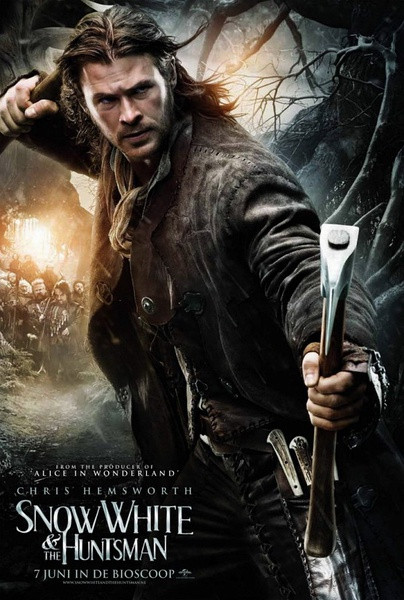 3. Snow White and the Huntsman Snow White & the Huntsman được công chiếu vào dịp 1/6/2012. Bộ phim dựa trên cốt truyện Bạch Tuyết gốc có chỉnh sửa lại nhiều tình tiết, và mang màu sắc u ám. Trong phim, Kristen Stewart đóng vai là người duy nhất đẹp hơn hoàng hậu (Charlize Theron) nên mụ đã rắp tâm tiêu diệt nàng. Nhưng hoàng hậu không ngờ rằng mối đe dọa đến ngai vàng của mình là một thợ săn (Chris Hemsworth) - người đồng thời được hoàng hậu phái đi giết Bạch Tuyết. Sam Claflin đóng vai hoàng tử bị mê hoặc bởi nhan sắc và sức mạnh của Bạch Tuyết. 3. Snow White and the Huntsman Snow White & the Huntsman được công chiếu vào dịp 1/6/2012. Bộ phim dựa trên cốt truyện Bạch Tuyết gốc có chỉnh sửa lại nhiều tình tiết, và mang màu sắc u ám. Trong phim, Kristen Stewart đóng vai là người duy nhất đẹp hơn hoàng hậu (Charlize Theron) nên mụ đã rắp tâm tiêu diệt nàng. Nhưng hoàng hậu không ngờ rằng mối đe dọa đến ngai vàng của mình là một thợ săn (Chris Hemsworth) - người đồng thời được hoàng hậu phái đi giết Bạch Tuyết. Sam Claflin đóng vai hoàng tử bị mê hoặc bởi nhan sắc và sức mạnh của Bạch Tuyết.