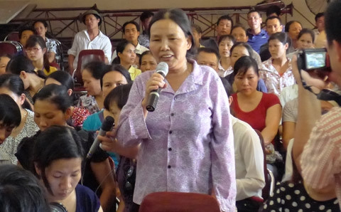 Nhiều người dân tại Đường Lâm tỏ rõ sự bức xúc vì đời sống của họ bị bó buộc, trong khi các cấp chính quyền chưa có giải quyết thỏa đáng suốt 8 năm qua.