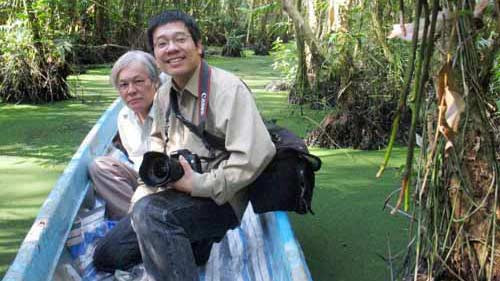 Nhà báo Đỗ Doãn Hoàng trong một chuyến đi tác nghiệp Nhà báo Đỗ Doãn Hoàng trong một chuyến đi tác nghiệp