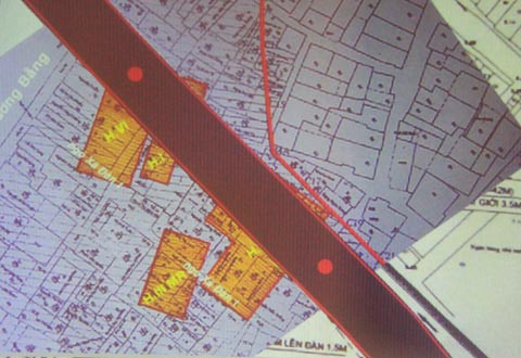 TS Nguyễn Hồng Kiên đã chứng minh phương án mà chủ đầu tư công bố cách đây 2 tháng sẽ phá hủy đàn Xã Tắc. TS Nguyễn Hồng Kiên đã chứng minh phương án mà chủ đầu tư công bố cách đây 2 tháng sẽ phá hủy đàn Xã Tắc.