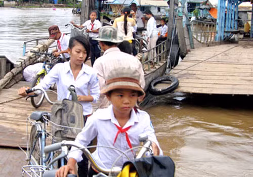 Học sinh và trẻ em dưới 10 tuổi không phải nộp phí qua phà (bao gồm cả đi xe đạp). Ảnh minh họa, nguồn internet.