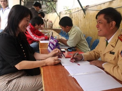 Công an Hà Nội tạo mọi điều kiện thuận lợi để người dân làm thủ tục sang tên đổi chủ phương tiện cá nhân. Công an Hà Nội tạo mọi điều kiện thuận lợi để người dân làm thủ tục sang tên đổi chủ phương tiện cá nhân.