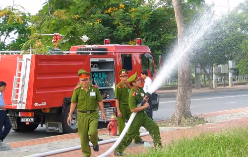 Nhiều ĐB Quốc hội cho rằng không cần thiết thành lập Sở PCCC ở các tỉnh, thành phố mà nên giao cho công an. Nhiều ĐB Quốc hội cho rằng không cần thiết thành lập Sở PCCC ở các tỉnh, thành phố mà nên giao cho công an.