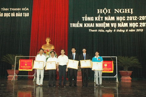 Lễ tuyên dương và trao phần thưởng cho các học sinh đạt thành tích cao trong học tập Lễ tuyên dương và trao phần thưởng cho các học sinh đạt thành tích cao trong học tập