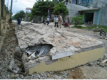 Phần mái cổng ước tính nặng khoảng 5 tấn đè trúng cabin xe khiến 4 người chết tại chỗ, 1 người bị thương Phần mái cổng ước tính nặng khoảng 5 tấn đè trúng cabin xe khiến 4 người chết tại chỗ, 1 người bị thương