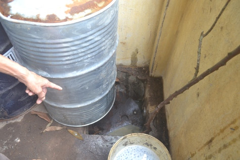 trước đó, nhiều người dân phát hiện hố nhỏ trong nhà kho được công ty Nicotex dùng để tuồn chất thải xuống lòng đất trước đó, nhiều người dân phát hiện hố nhỏ trong nhà kho được công ty Nicotex dùng để tuồn chất thải xuống lòng đất