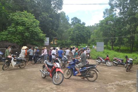 Hàng trăm người dân vẫn tụ tập tại khuôn viên nhà máy để giám sát các lực lượng chức năng làm nhiệm vụ (ảnh chụp chiều ngày 13/9) Hàng trăm người dân vẫn tụ tập tại khuôn viên nhà máy để giám sát các lực lượng chức năng làm nhiệm vụ (ảnh chụp chiều ngày 13/9)