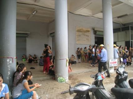 Hàng trăm tiểu thương nghỉ buôn bán tại chợ để bãi thị trước cổng chợ Hàng trăm tiểu thương nghỉ buôn bán tại chợ để bãi thị trước cổng chợ