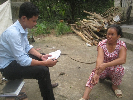 Bà Vũ Thị Lan (mẹ cháu H) kể lại sự việc cho PV