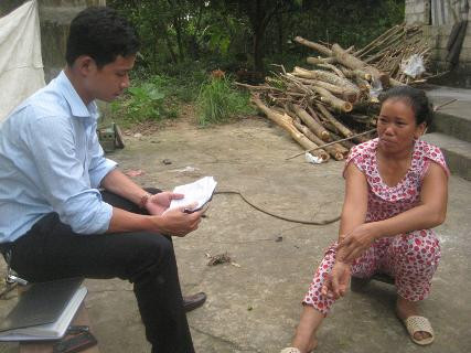 Bà Vũ Thị Lan (mẹ cháu Hoa) kể lại sự việc cho PV Bà Vũ Thị Lan (mẹ cháu Hoa) kể lại sự việc cho PV