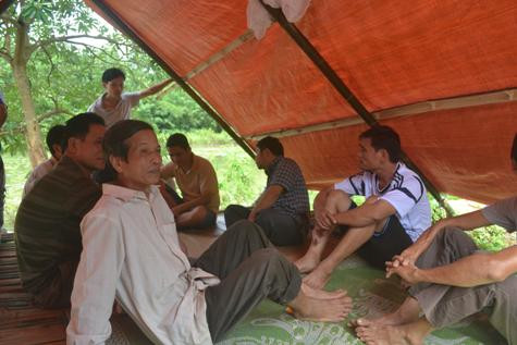 Nhiều người dân bỏ việc đồng áng để giữ hiện trường Nhiều người dân bỏ việc đồng áng để giữ hiện trường