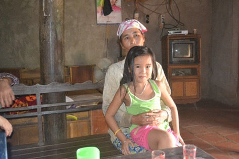 Chị chọn bên đứa con gái út Chị chọn bên đứa con gái út