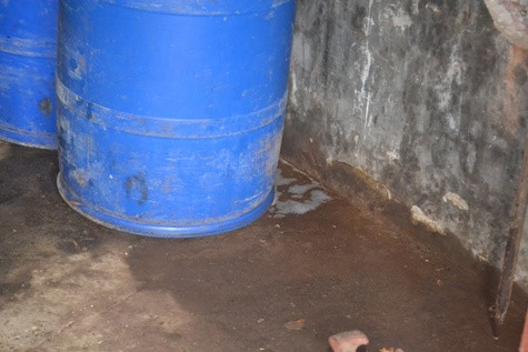 Hóa chất từ trong các thùng phi bị rò rỉ xuống đất bốc mùi nồng nặc (ảnh Cát Dự)