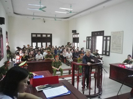 Hùng máu tại phiên tòa xét xử