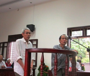 Biên (áo trắng) và Quý trước vành móng ngựa