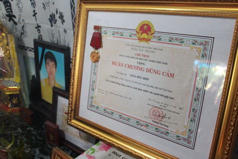 Huân chương dũng cảm được đặt bên di ảnh anh Hiệp Huân chương dũng cảm được đặt bên di ảnh anh Hiệp