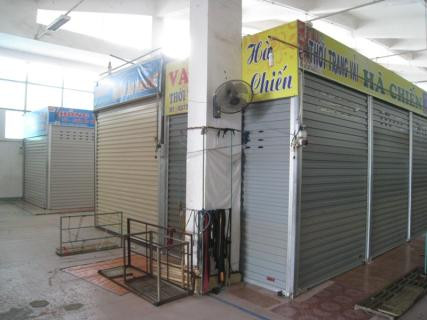 Nhiều kiot trong chợ đồng loạt đóng của vào sáng 5/8 Nhiều kiot trong chợ đồng loạt đóng của vào sáng 5/8