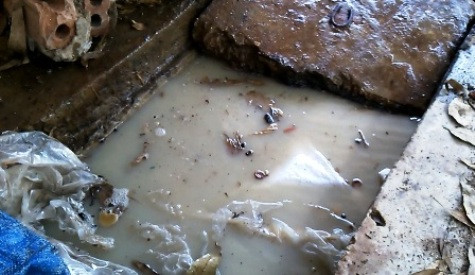 Bể chưa chất thải tại hóa chất từ nhà máy Nicotex chưa đảm bảo vệ sinh môi trường. (Ảnh Cát Dự)