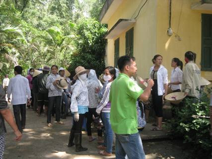 Hàng trăm hộ dân tụ tập tại trụ sở công ty Nicotex Thanh Thái để làm rõ trắng đen sự việc (ảnh Cát Dự)