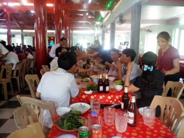 lễ cưới con trai bà Nương được tổ chức linh đình lễ cưới con trai bà Nương được tổ chức linh đình