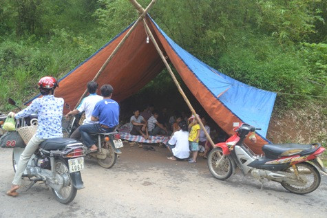 Trong khi nhiều người dân vẫn dựng lều bạt tại hiện trường để canh giữ Trong khi nhiều người dân vẫn dựng lều bạt tại hiện trường để canh giữ