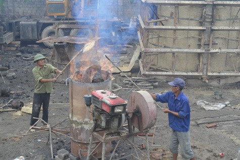 Nguyên liệu đồng được đưa vào lò thổi để nấu nung chảy