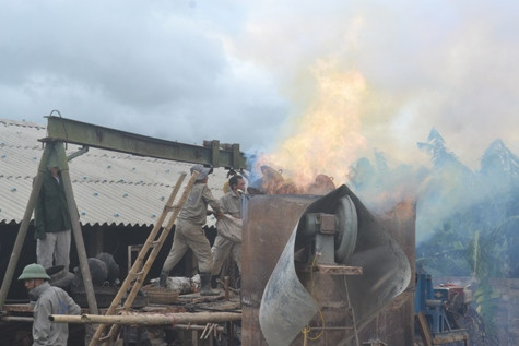 Các công đoạn thực hiện đúc trống được thực hiện bằng thủ công