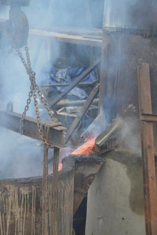 Những mẻ đồng thành phẩm đầu tiên được đưa ra lò trước khi cho vào khuôn