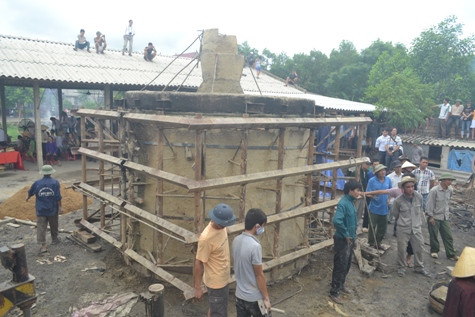 Khuôn đúc trống cao hơn 2m được đặt tại khuôn viên chính