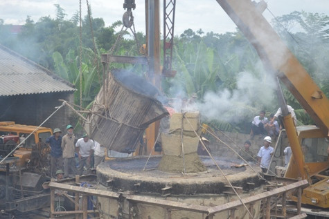 Những mẻ đồng đầu tiên được đổ vào khuôn đúc trống đồng