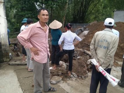 Nhiều người dân tụ tập, thuê máy múc đào hố tìm thuốc trừ sâu Nhiều người dân tụ tập, thuê máy múc đào hố tìm thuốc trừ sâu